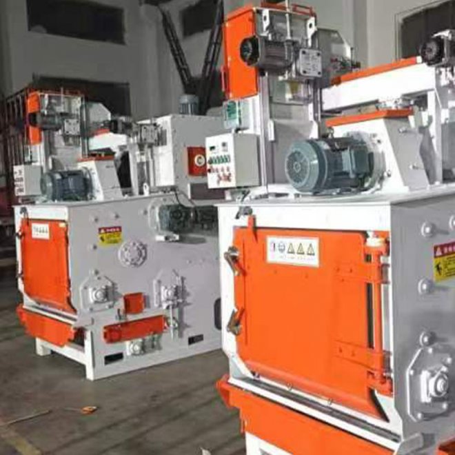 Дробеструйная машина с гусеничным ремнем для очистки поверхностей